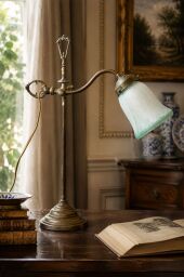 Starožitná stolová lampa s opálovým tulipánovým tienidlom